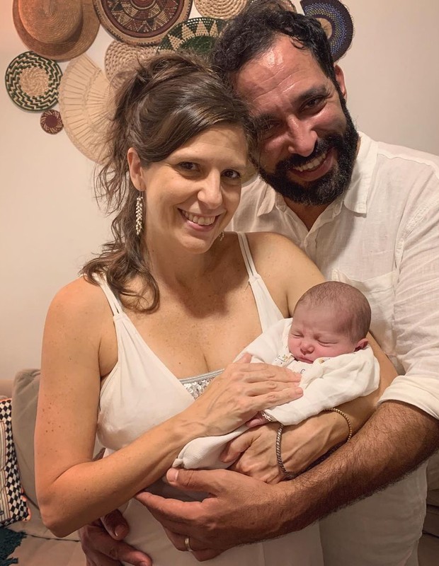 Georgiana Góes e João Portella com a filha, Flor (Foto: Reprodução/Instagram)