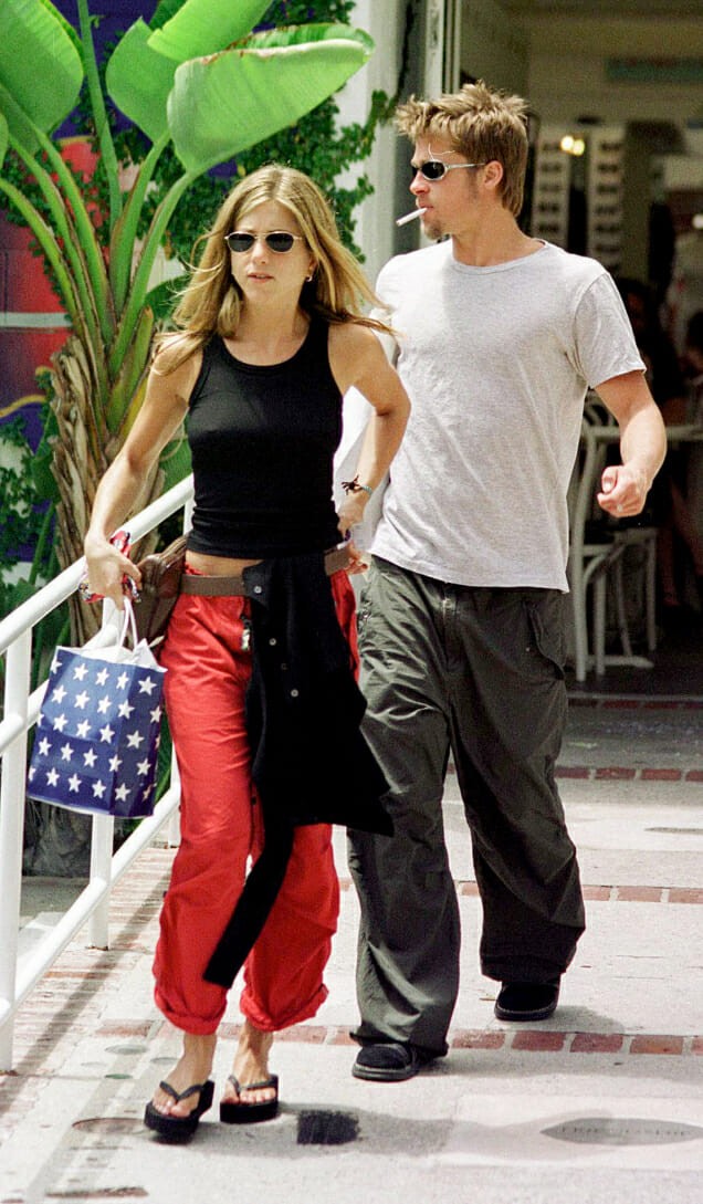 Jennifer Aniston e Brad Pitt usando as famosas calcas cargo. (Foto: Pinterest)