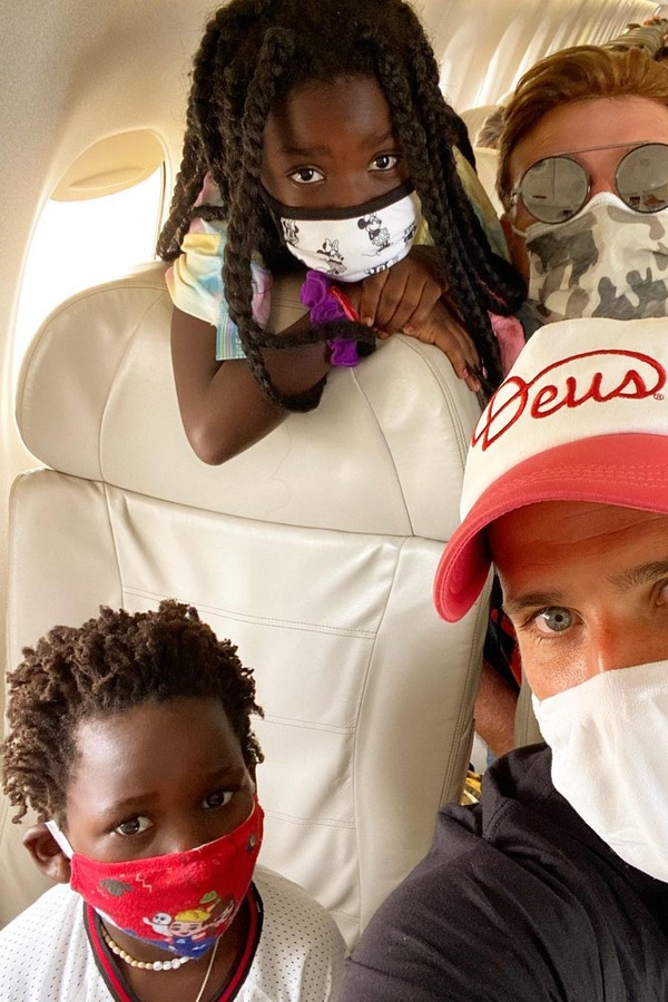Bruno Gagliasso embarca para Noronha ao lado dos filhos, Titi e Bless (Foto: Instagram)
