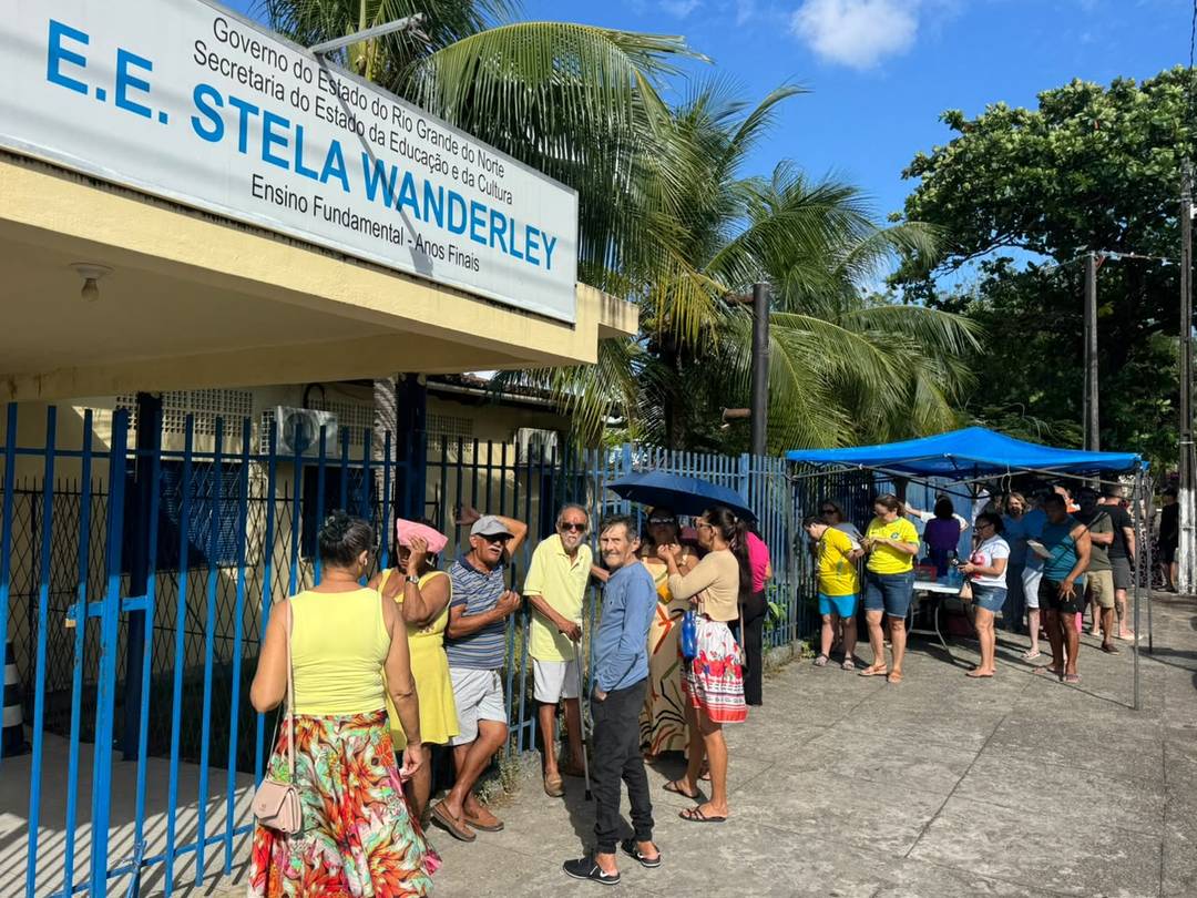 Na Escola Estadual Stella Wanderley, em Ne&oacute;polis, os eleitores chegaram cedo e formaram filas antes da abertura dos port&otilde;es.