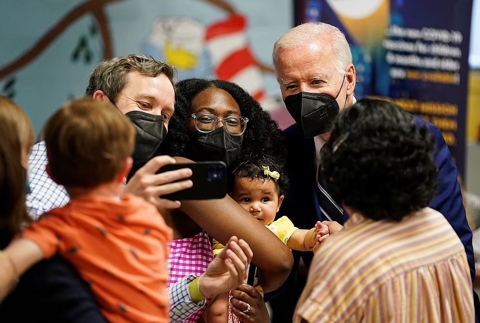 Biden visita centros de vacinação e tira fotos com crianças (Foto: Reprodução/ Daily Mail)