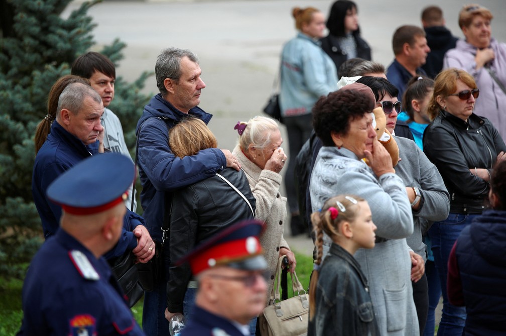 Parentes e conhecidos dos reservistas russos acompanham a partida deles em Volzhsky, na Rússia — Foto: Reuters/Stringer