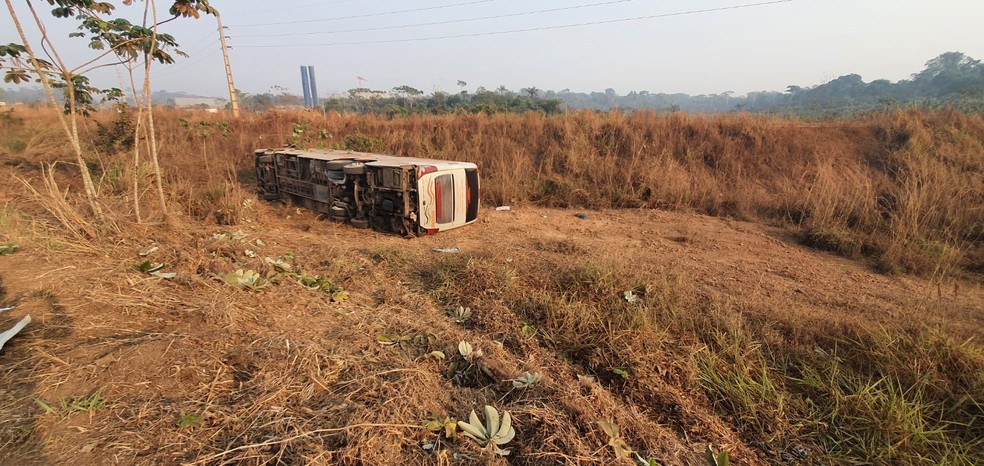 Ônibus saiu da pista e tombou em Porto Velho após pneu furar — Foto: PRF/Divulgação