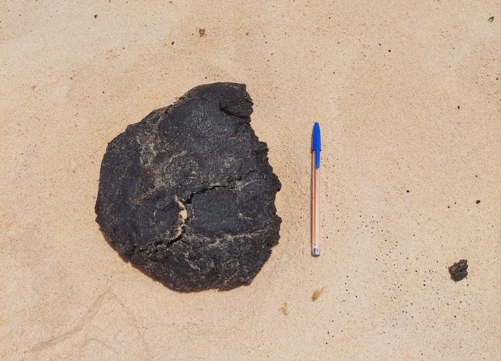 Defesa Civil usa caneta para demonstrar tamanho de pelota encontrada em praia de Natal — Foto: Defesa Civil de Natal