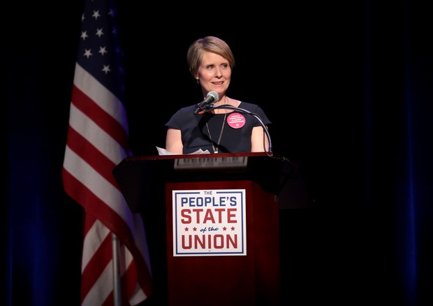 Cynthia Nixon no palanque do People's State of the Union em janeiro (Foto: Getty Images)