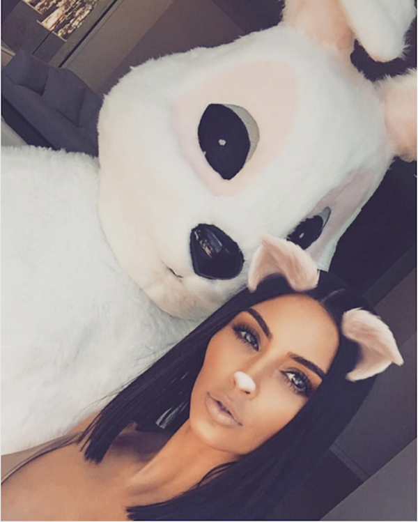 Kim Kardashian ao lado do marido vestido de Coelho da Páscoa (Foto: Instagram)