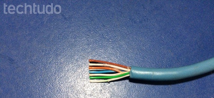 Cortando os fios do cabo para poder crimpar (Foto: Edivaldo Brito/TechTudo)
