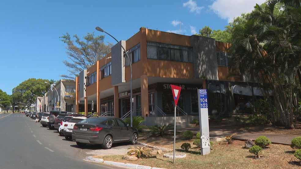 Local onde advogada foi baleada por assaltantes, na Asa Norte, em Brasília — Foto: TV Globo/Reprodução