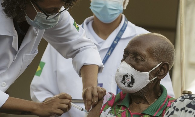 Covid-19: É grave o estado de saúde de Nelson Sargento, que tomou vacina como mostra a foto