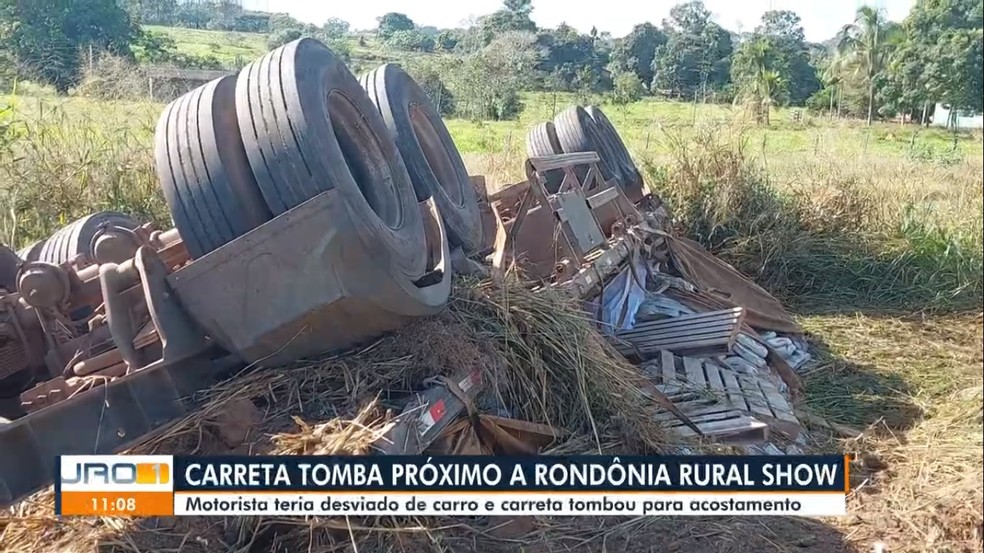Carreta tombou após desviar de carro na BR-364 — Foto: Rede Amazônica/Reprodução