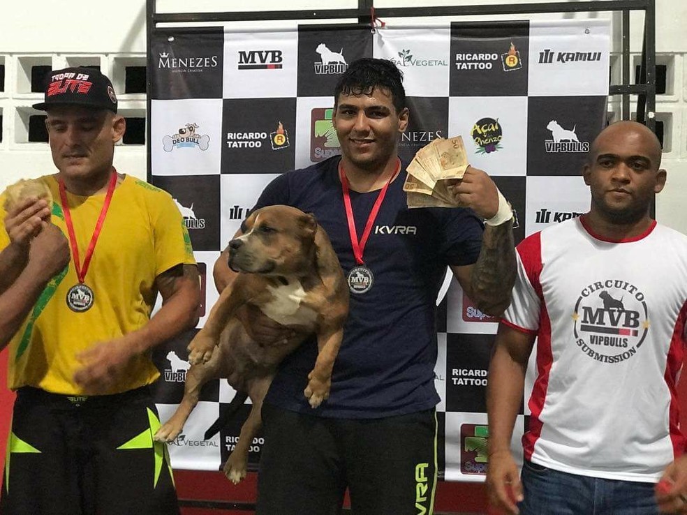Leonardo Gonçalves com o mascote no colo, em cima do lugar mais alto do pódio (Foto: Arquivo Pessoal)