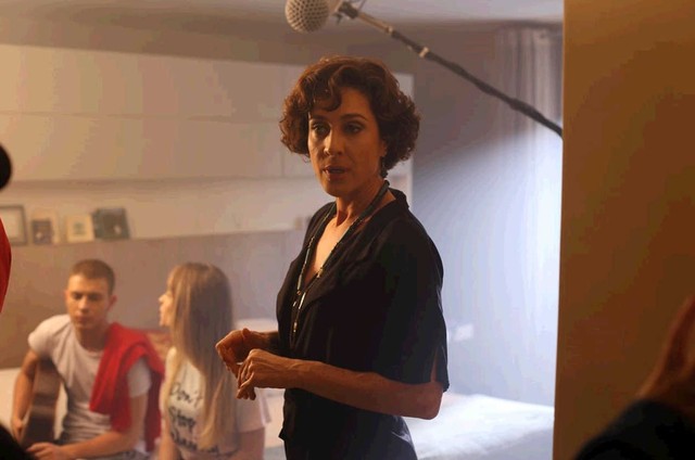 Cynthia Benini nas gravações do filme 'O garoto do cachecol vermelho' (Foto: Divulgação)