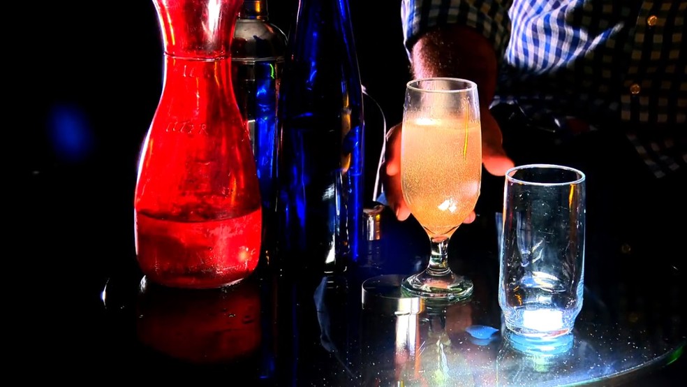 Vítimas dizem ter se sentido mal após beberem drinks preparados pelo empresário — Foto: TV Globo/Reprodução