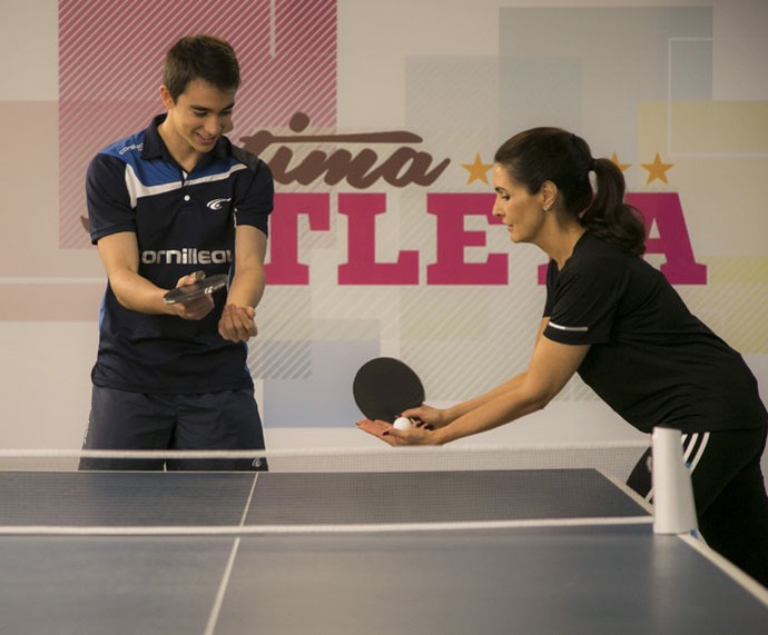 Hugo dá aula de tênis de mesa para Fátima  (Foto: Raphael Dias/Gshow)