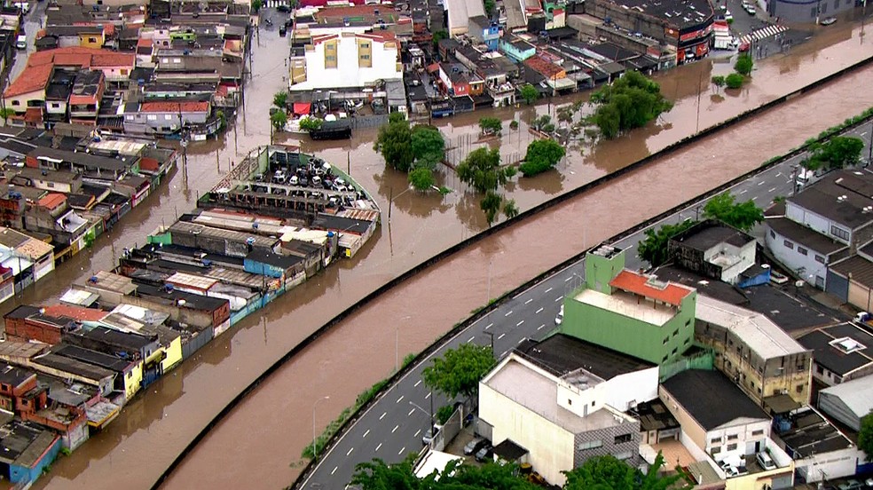 Chuva causa alagamentos e avenidas ficam intransitáveis no ABC São Paulo G1