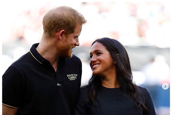 A atriz e duquesa Meghan Markle com o marido, o Príncipe Harry, na ida dos dois ao jogo de Beisebol realizado no Estádio Olímpico de Londres (Foto: Instagram)