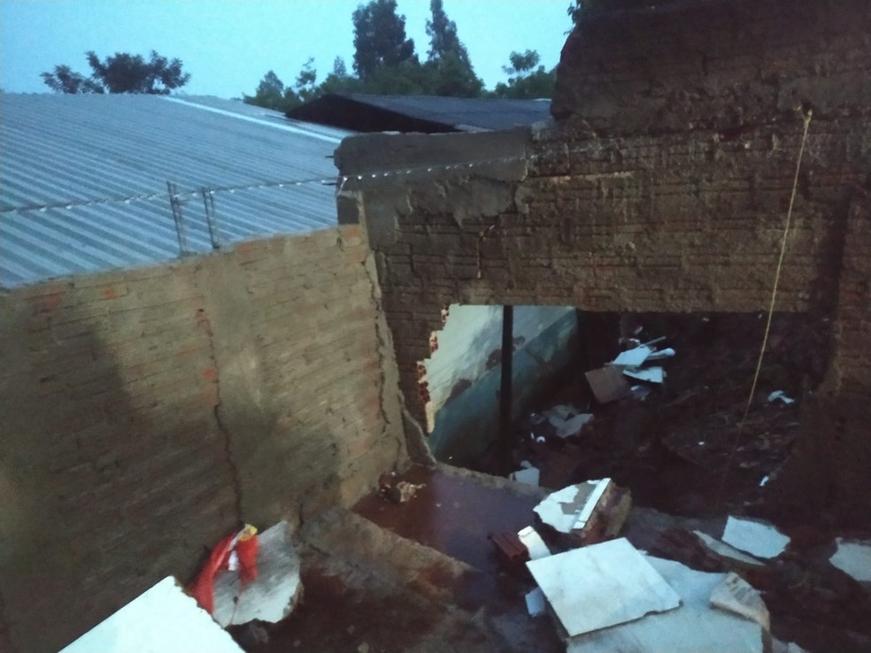 Móveis foram arrastados e quebraram parede com a força da água, em Nova Esperança — Foto: Corpo de Bombeiros