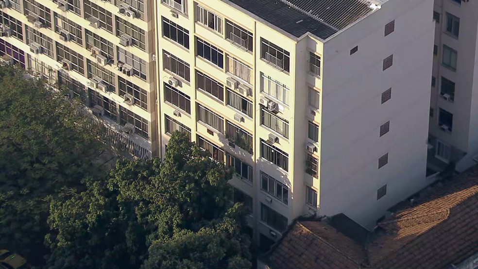 Prédio de onde menina de 12 anos caiu, no quarto andar — Foto: Reprodução/TV Globo