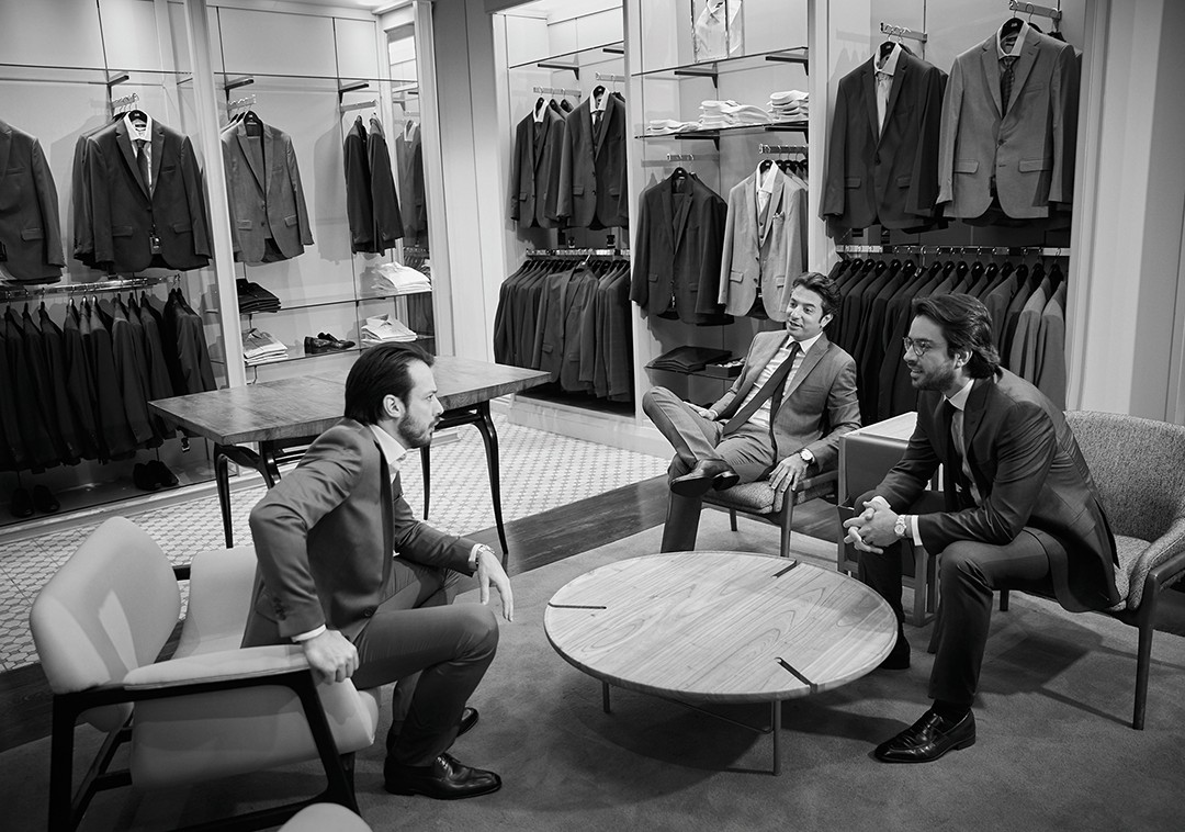 Moda à mineira: Bruno Gomide, ao centro, em uma loja Zak com os irmãos Thiago (galerista) e Tomaz (restaurateur) (Foto: divulgação)