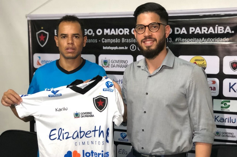 Ao lado do diretor executivo do Belo, Francisco Sales, o atacante Jobinho foi apresentado nesta terÃ§a-feira (Foto: Lucas Barros/GloboEsporte.com)