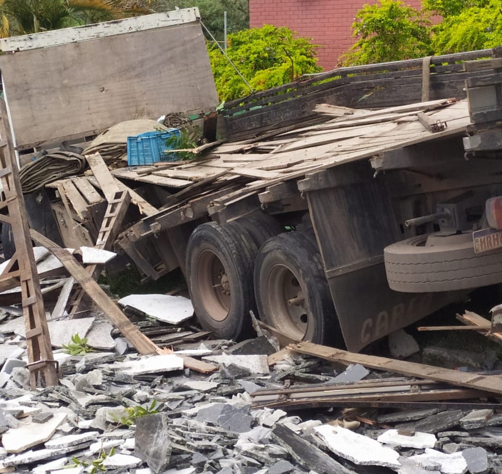 Caminhão desgovernado carregado com cerâmica deixa pelo menos cinco pessoas feridas em avenida na Grande BH  — Foto: Redes sociais