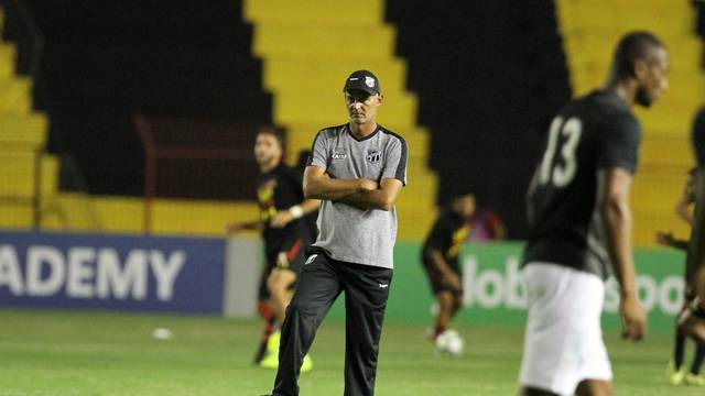 Lisca no gramado da Ilha do Retiro