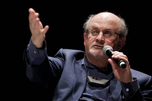 Escritor Salman Rushdie