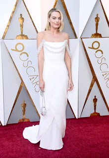 Que tal o novo visual de Margot Robbie? A indicada à estatueta de melhor atriz por "Eu, Tonia" apostou em um vestido (também branco!) Chanel