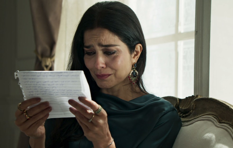 Soraia (Leticia Sabatella) se emociona ao ler bilhete de Hussein (Bruno Cabrerizo) em 'Órfãos da Terra' — Foto: Reprodução/TV Globo
