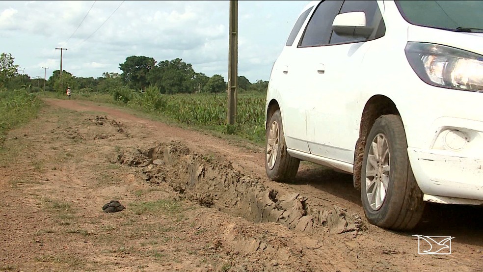 Condições de estradas em Anajatuba fizeram a Prefeitura cortar o transporte escolas em povoados (Foto: Reprodução/TV Mirante)