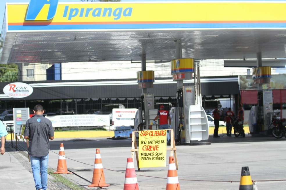Vários postos de gasolina fecharam no Grande Recife por falta de combustível para comercializar (Foto: Marlon Costa/Pernambuco Press)