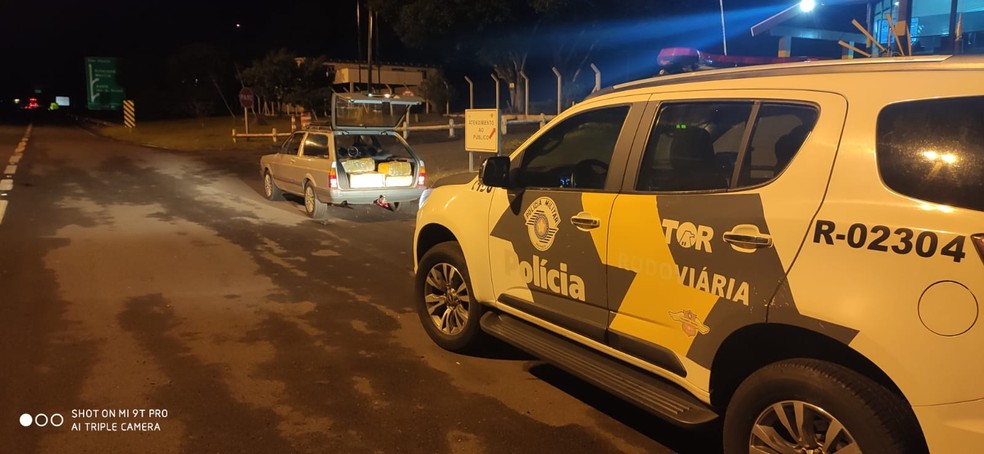 Droga estava no banco traseiro e no porta-malas coberta com panos — Foto: Polícia Militar Rodoviária/Divulgação