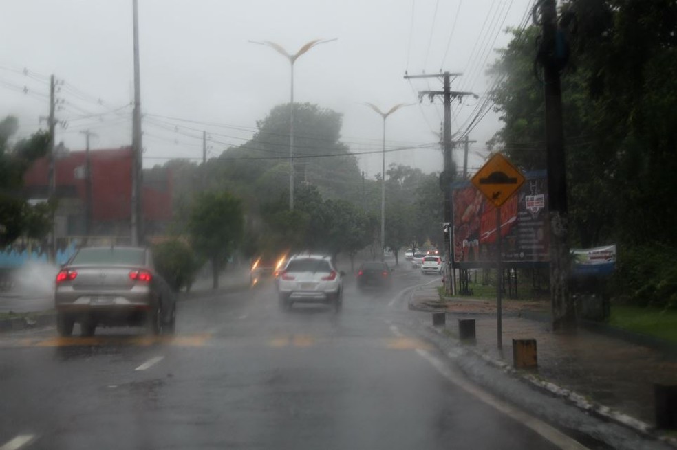 Chuva atingiu a capital desde as primeiras horas da manhã (Foto: Rickardo Marques/G1 AM)