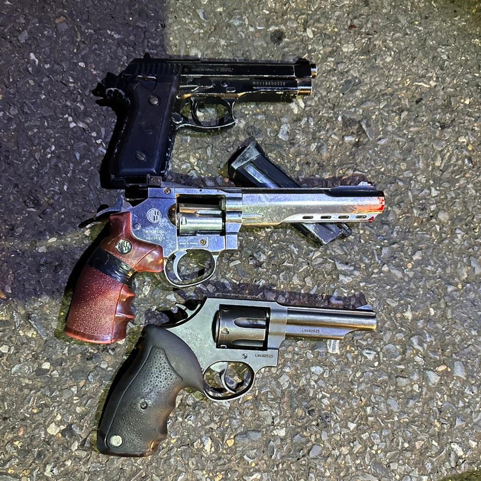 Armas usadas pelos suspeitos foram apreendidas pela polcia  Foto: Polcia Militar