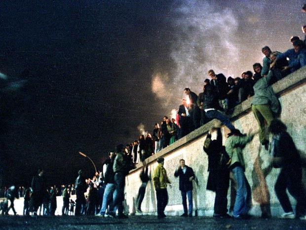 Festa após anúncio da derrubada do Muro de Berlim em 9 de novembro de 1989 (Foto: Herbert Knosowki/Reuters/Arquivo)
