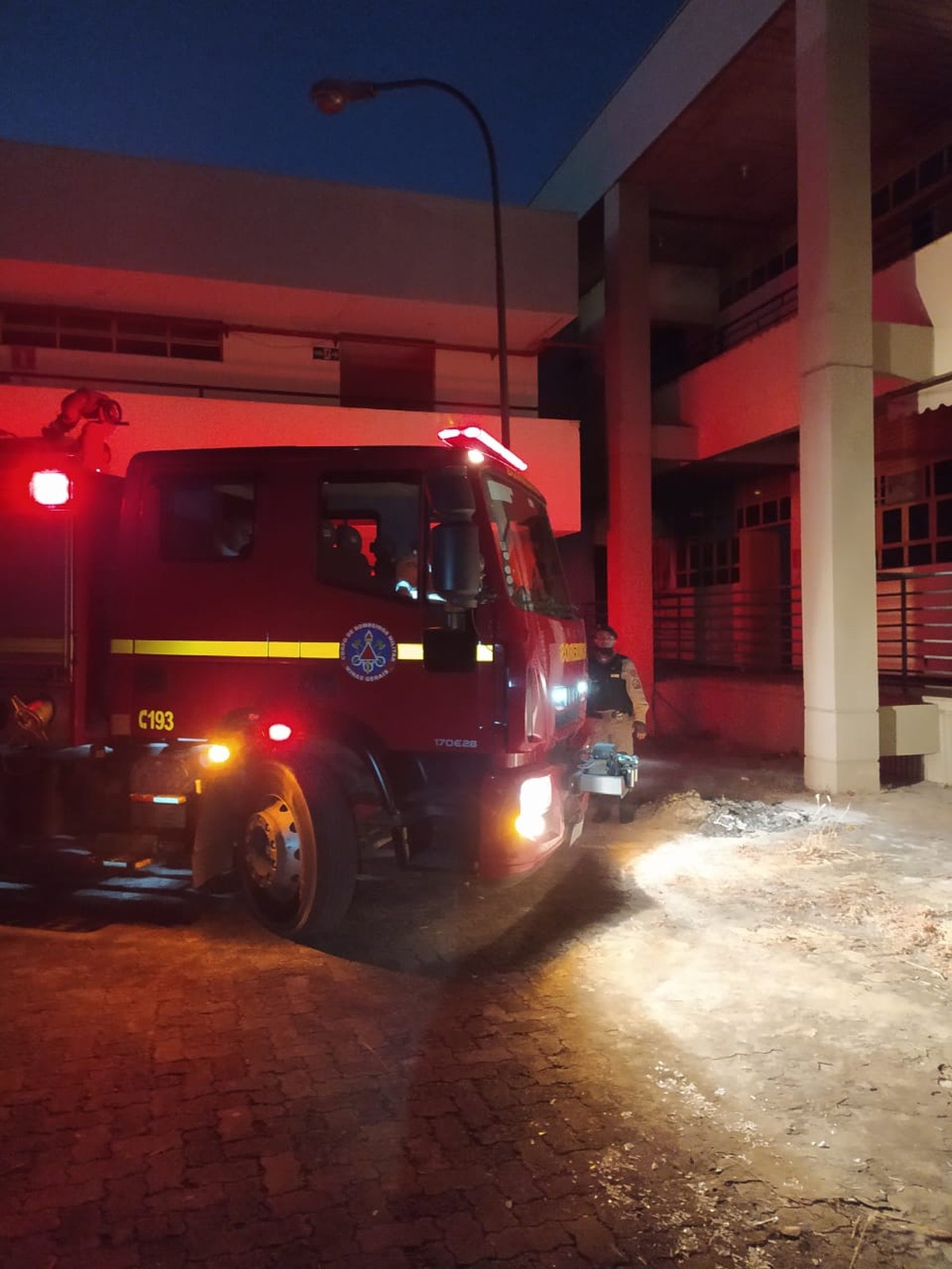 Bombeiros apagam incêndio dentro de sala de faculdade em Montes Claros