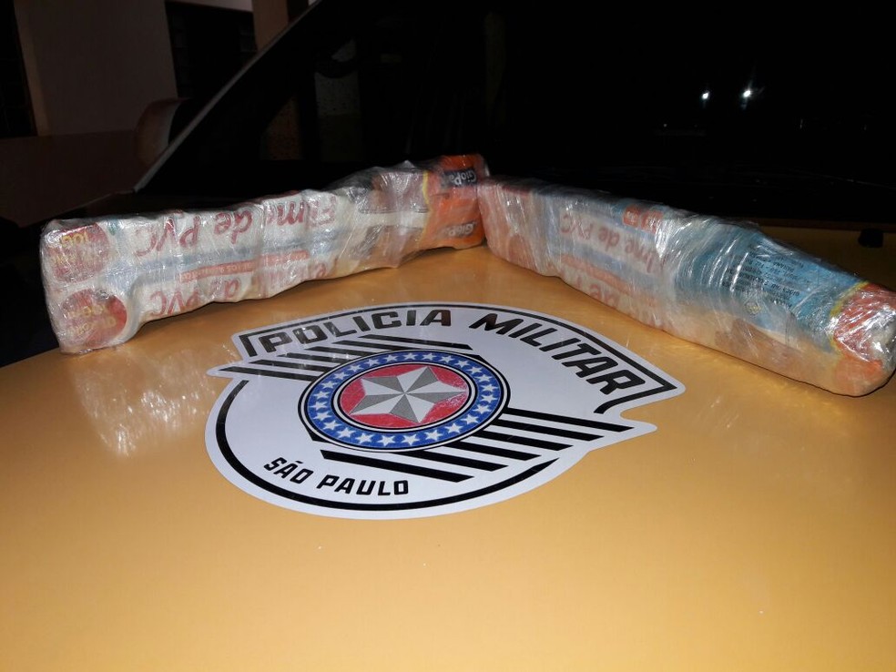 No total, os dois tabletes pesaram mais de 1 kg de cocaína (Foto: Cedida/Polícia Militar Rodoviária)
