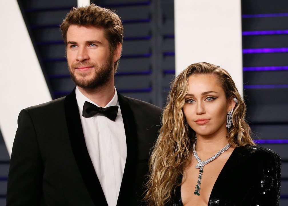 Liam Hemsworth e  Miley Cyrus posam depois da cerimônia do Oscar 2019 — Foto: Danny Moloshok/Reuters