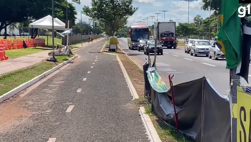 Há cerca de 60 dias, apoiadores do ex-presidente Jair Bolsonaro (PL) ocuparam as calçadas da avenida Duque de Caxia — Foto: Cristiano Arruda