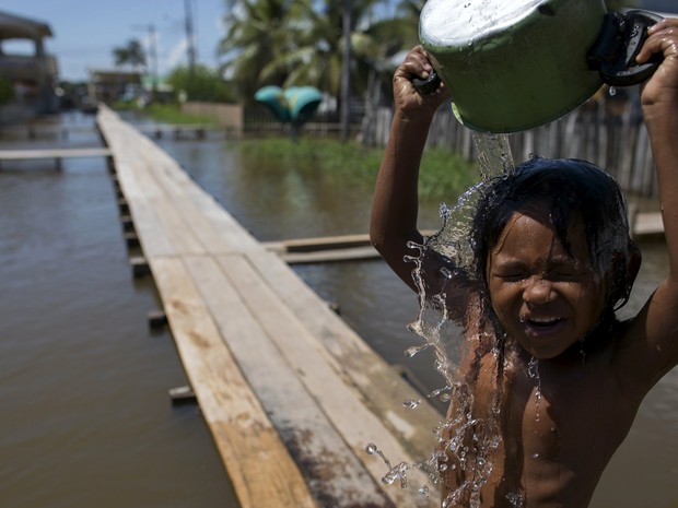 Garoto se banha nas águas do rio Solimões, em  Careiro da Varzea, no Amazonas (Foto:  REUTERS/Bruno Kelly)