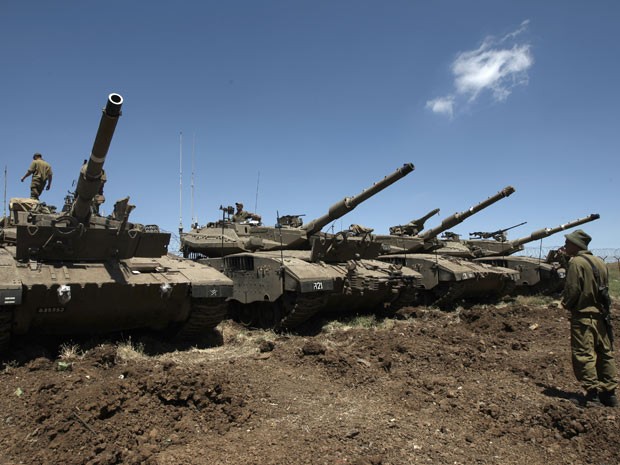Soldados israelenses fazem treinamento nas Colinas do Golã (Foto: AFP)