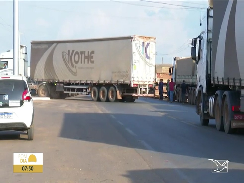 Caminhoneiros pedem a redução de impostos sobre o preço dos combustíveis em protesto realizado na BR-230 no Sul do Maranhão — Foto: Reprodução/TV Mirante