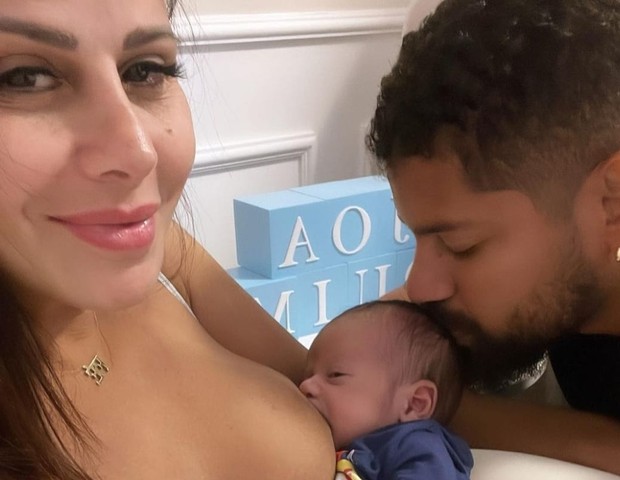 Viviane Araujo com filho e marido (Foto: Instagram)