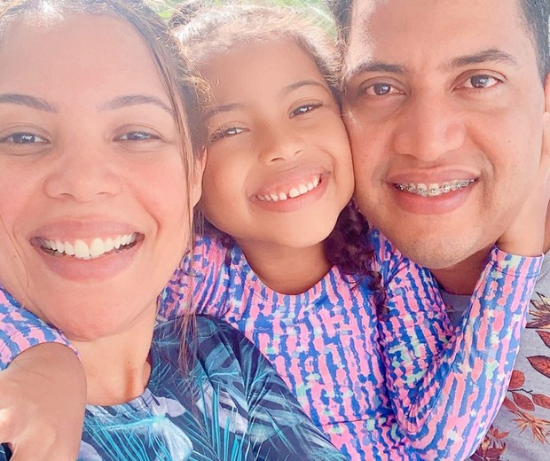 Dobson Santos com Amanda Wanessa e a filha deles, Mel Mendes (Foto: Reprodução/Instagram)