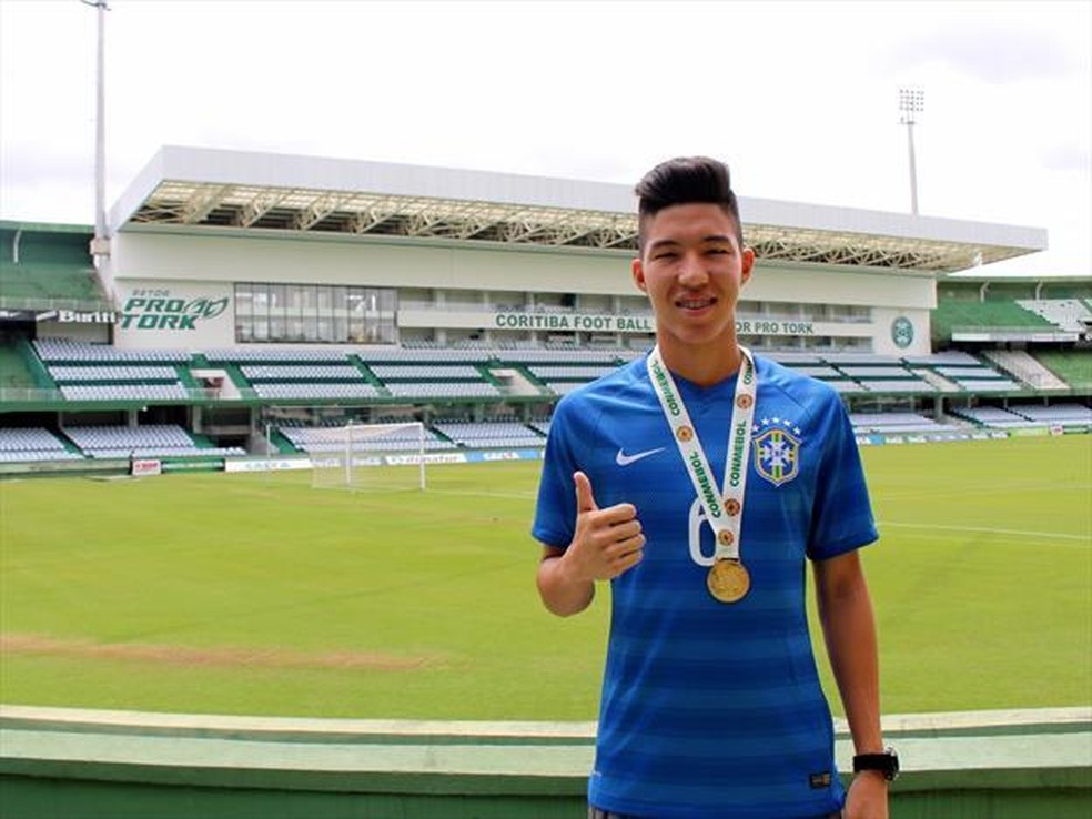 Kazu com a medalha do Sul-Americano sub-15 no Couto Pereira — Foto: Divulgação/Coritiba