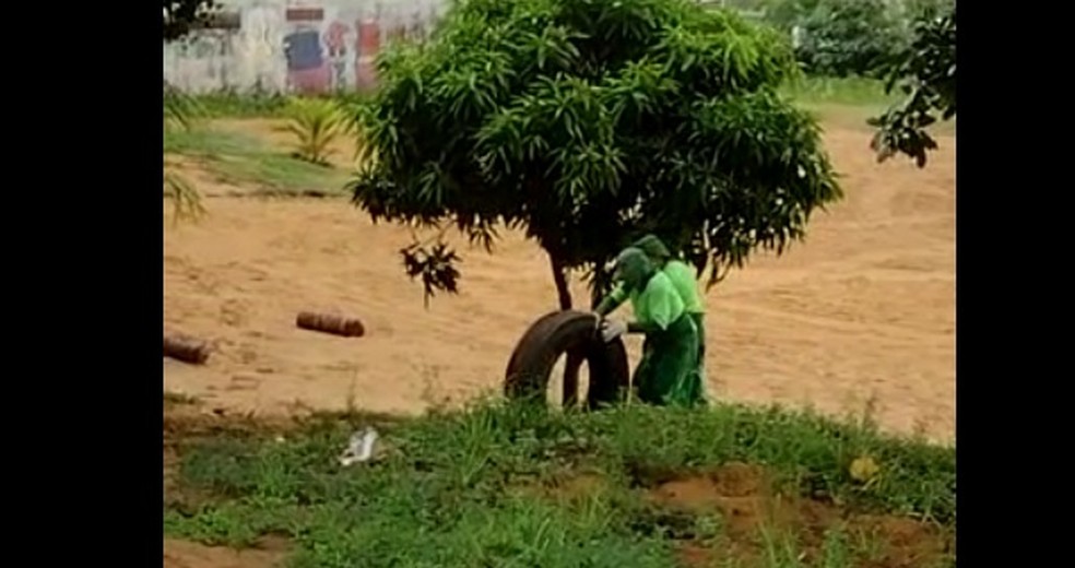 Agentes de limpeza recolhem pneus, em Natal — Foto: Divulgação