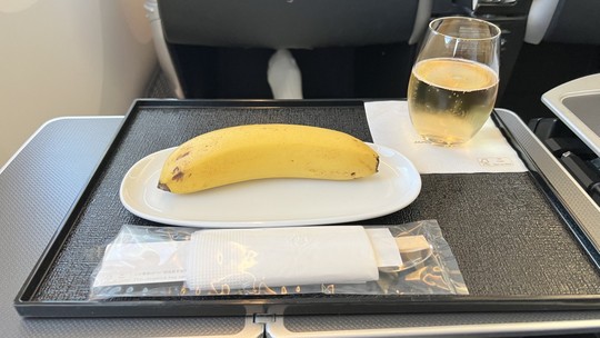 Passageiro se revolta ao receber banana e palitinhos após pedir refeição vegana em voo