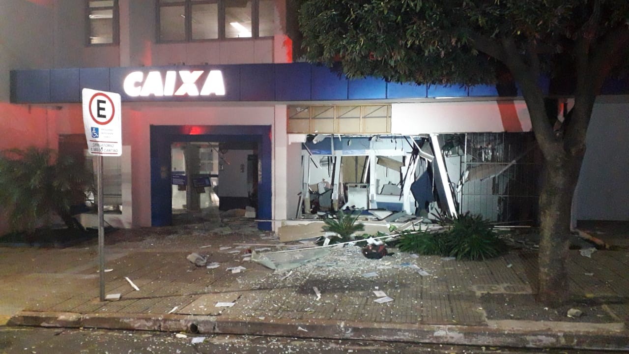 Agência da Caixa fica parcialmente destruída após tentativa de assalto em Iporã; local foi isolado por suspeita de bomba