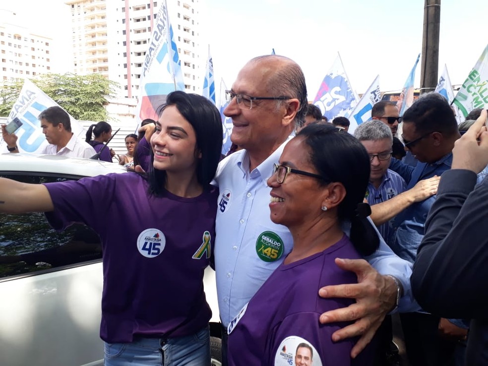 O candidato do PSDB à Presidência, Geraldo Alckmin, durante caminhada em Uberlândia (MG) — Foto: Carolina Aleixo/G1