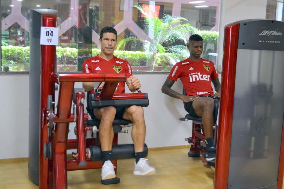 Hernanes e Arboleda trabalham fisicamente no São Paulo — Foto: Érico Leonan / saopaulofc.net